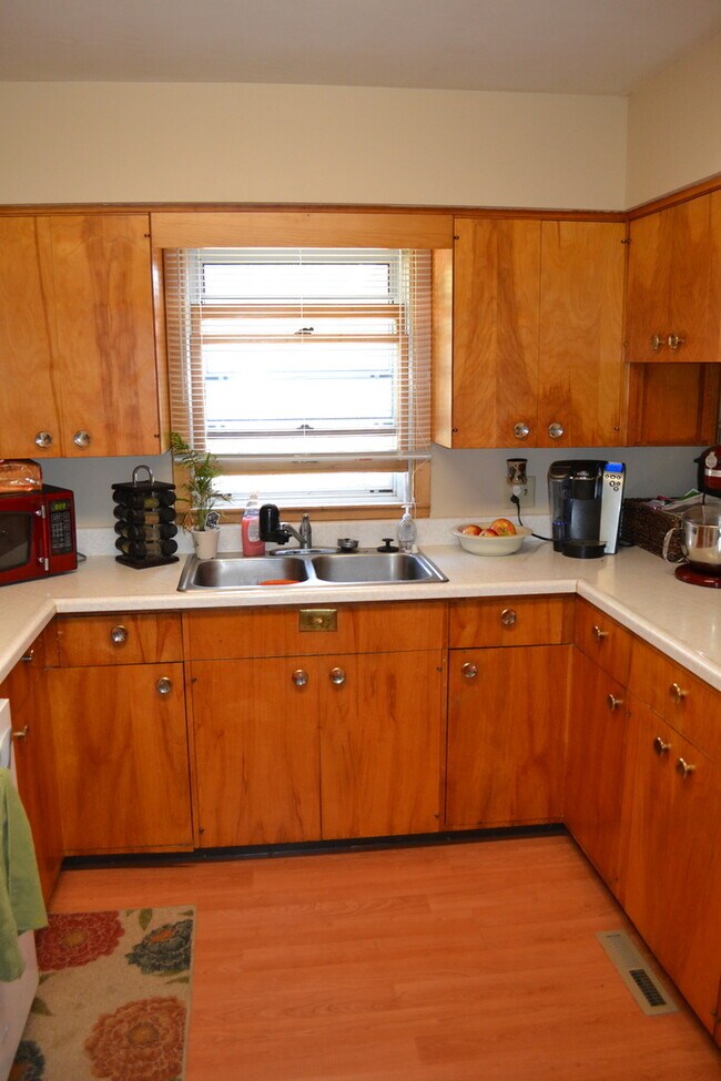 Building Photo - Nice 3-4 Br, 2 Bath Ranch style home, fenced in yard, garage, patio, full basement