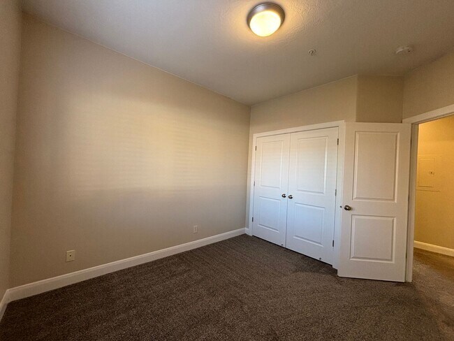 Building Photo - APARTMENT IN GREAT LOCATION FOR RENT!