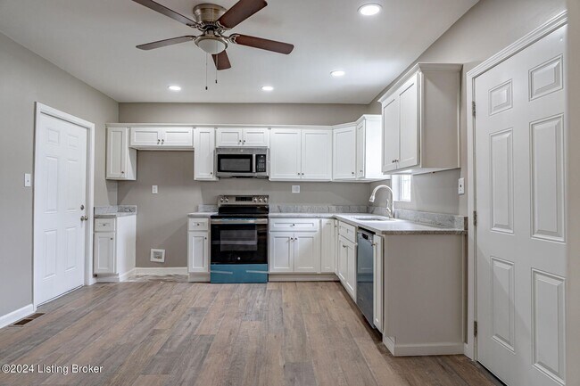 Building Photo - 1246 Schiller Ave