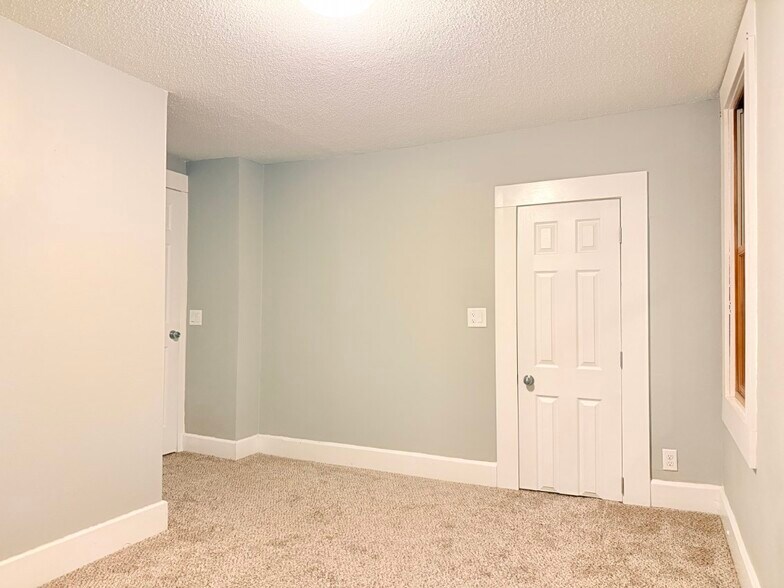 Bed 3 - 312 SW Pleasant St