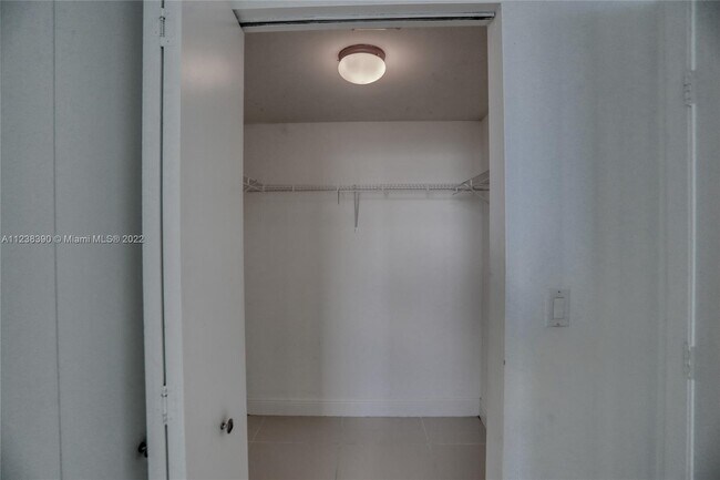 Building Photo - 1861 NW South River Dr