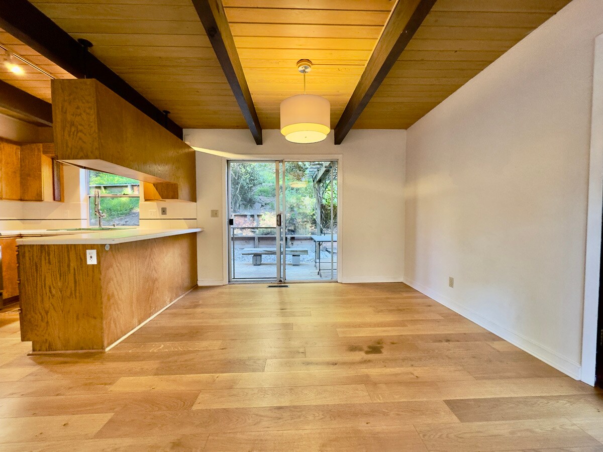 Building Photo - 6583 Valley View Rd