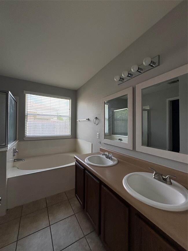 Building Photo - 1034 W South St