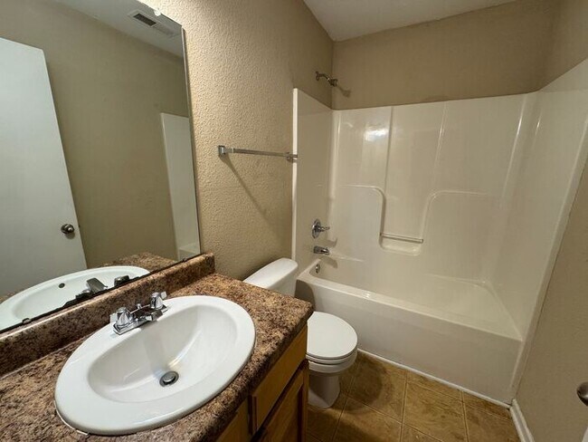 Building Photo - Over 2800 square feet!