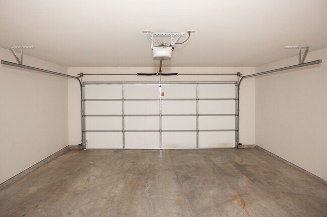 Building Photo - Centrally located Home with an Attached Garage