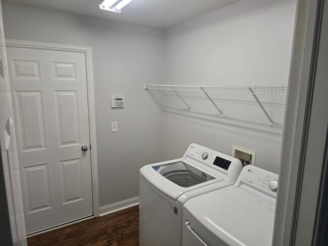 Building Photo - 3296 Wind Dr