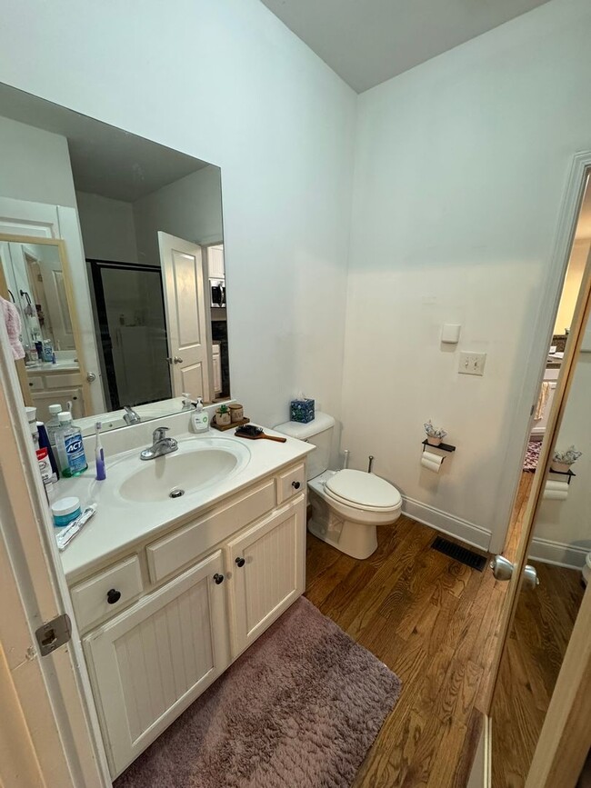 Building Photo - 4 Bedroom Downtown Beauty!