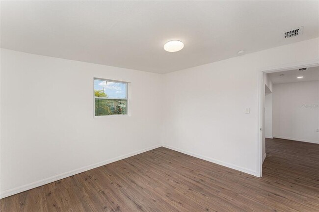 Building Photo - 833 N Suwannee Ave