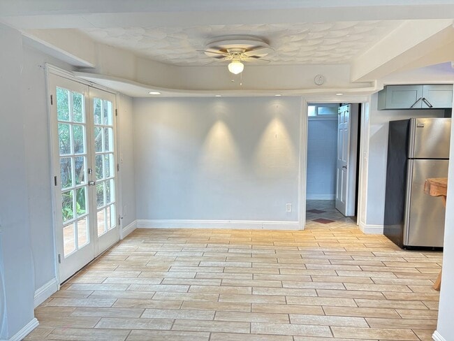 Building Photo - Three Bedroom Home