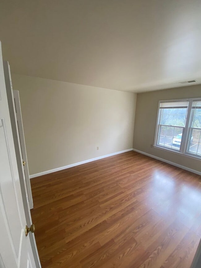 Building Photo - A three bedroom plus den, three and one half bath townhouse conveniently located in Rockville Mar...