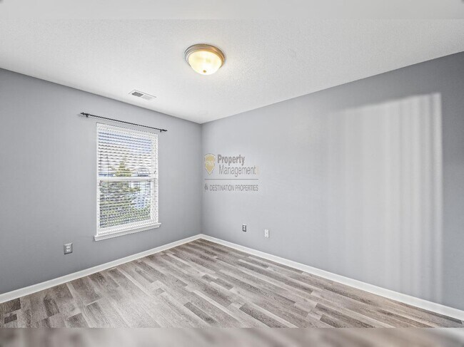 Building Photo - "Charming Lenexa Townhouse: Spacious 2-Bed Retreat with Finished Basement & Gleaming Hardwood Flo...