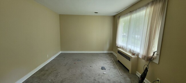Building Photo - Brick ranch in Southside with large privat...