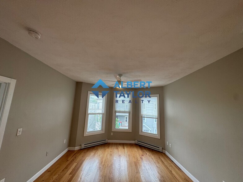 Primary Photo - 1084 Dorchester Ave