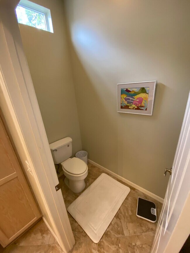 Building Photo - SEASONAL RENTAL in Glenview - 3 Beds, 2 Ba...