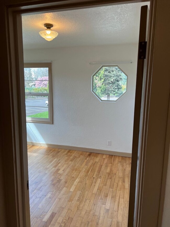 Building Photo - 3 Bed, 1.5 Bath near Rose Garden and Willamette River bike path in Whiteaker