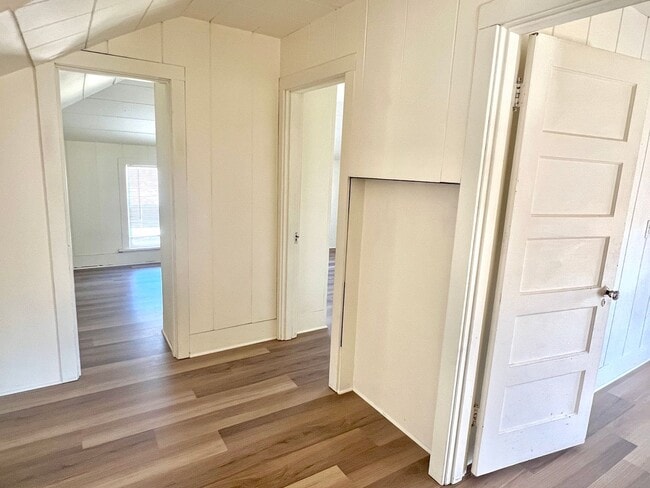 Building Photo - Portsmouth Neighborhood 3 story Home with Laminate H/W Floors, Fenced Backyard