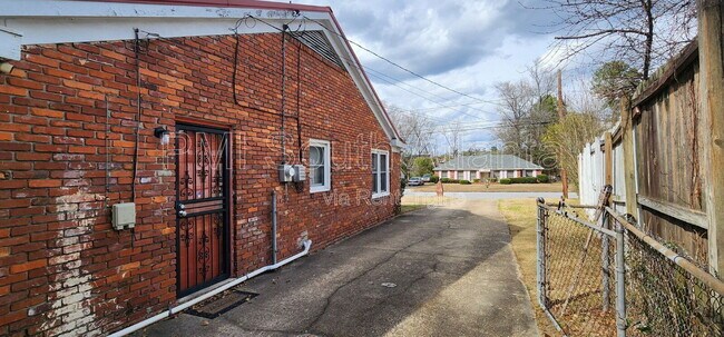 Building Photo - 3820 Meadowlark Dr