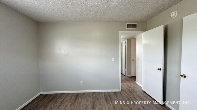 Building Photo - 2217 W 19th