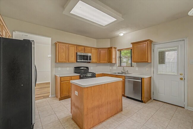 Building Photo - 10840 Sycamore Dr N
