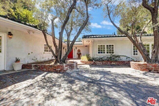 Building Photo - 2200 Outpost Dr