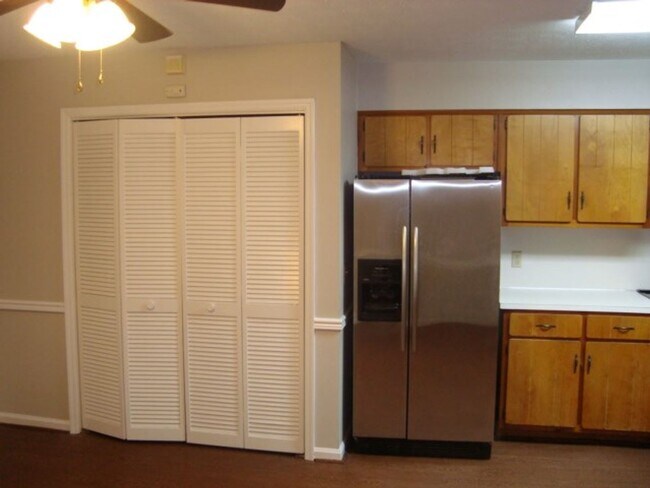 Building Photo - Three bedroom/2bathroom Condo available fo...
