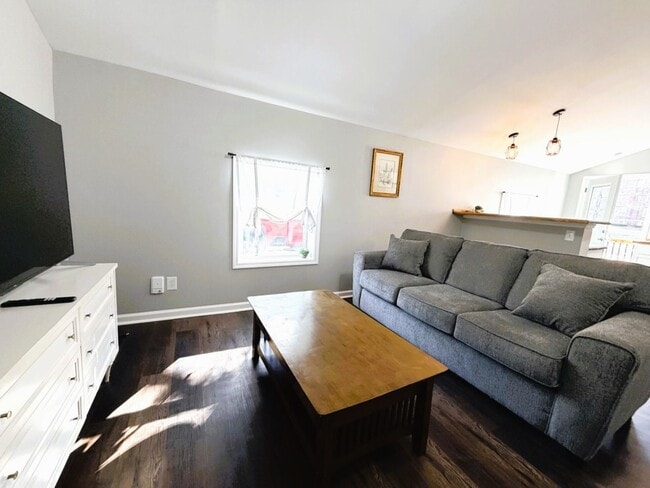 Building Photo - 512 S 6th St