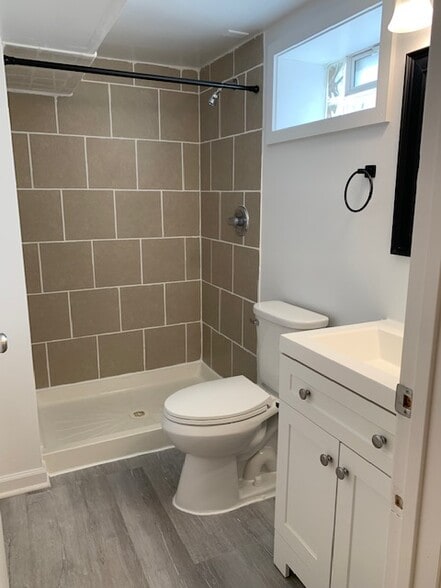 Bathroom - 406 N Hamilton St