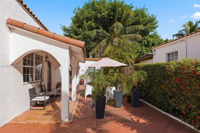 Building Photo - 521 NE 70th St