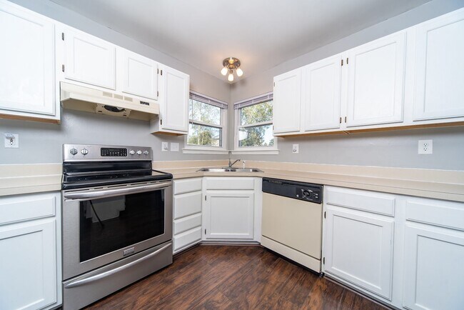 Building Photo - Beautiful 3 bed/ 2.5 bath home in Deep Creek
