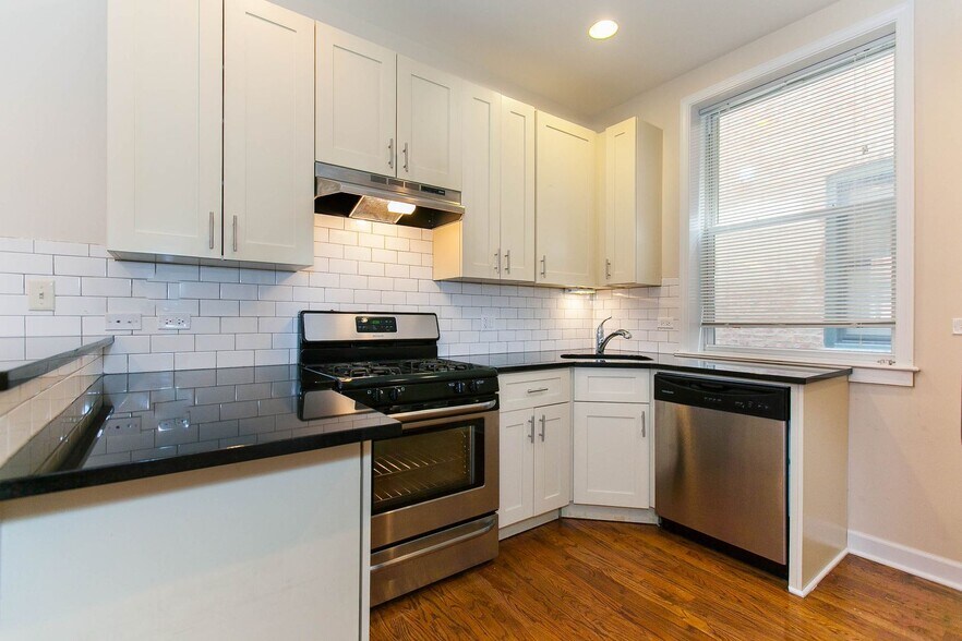Building Photo - 849 W Cornelia Ave