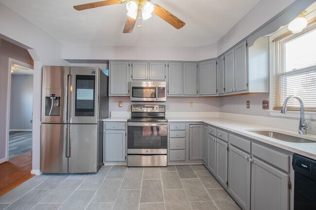 Building Photo - Beautiful 5 BR/3 BA Single-Family Home wit...