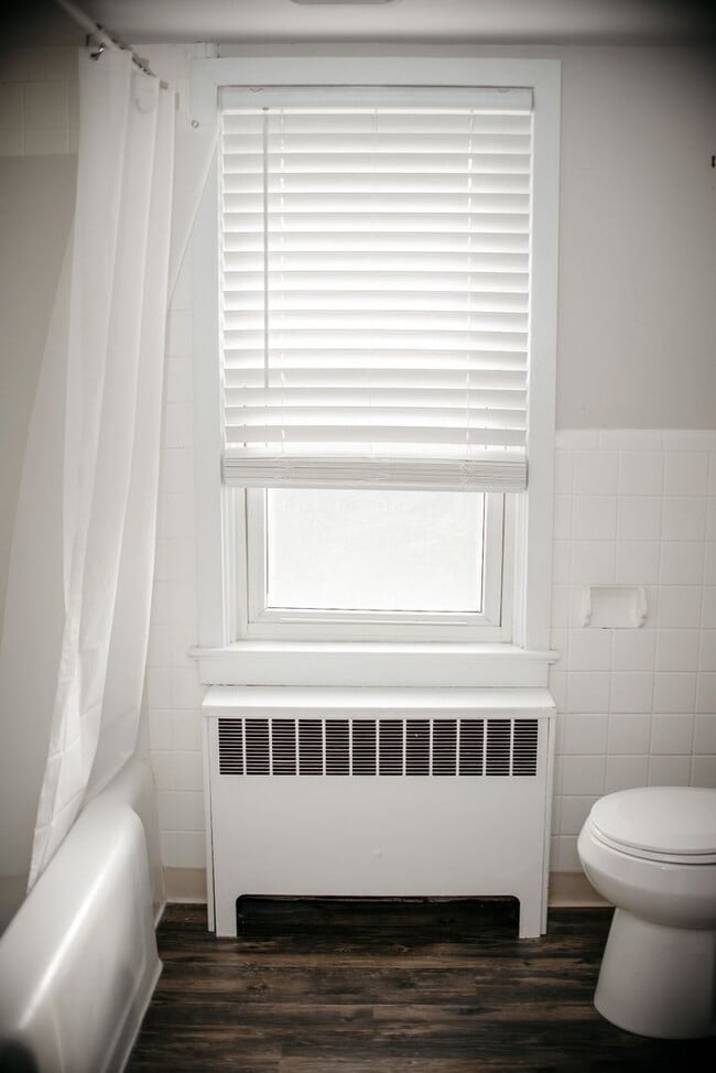 Building Photo - 870 E Main St