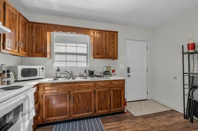 Building Photo - 306-306 Glenwood Cir