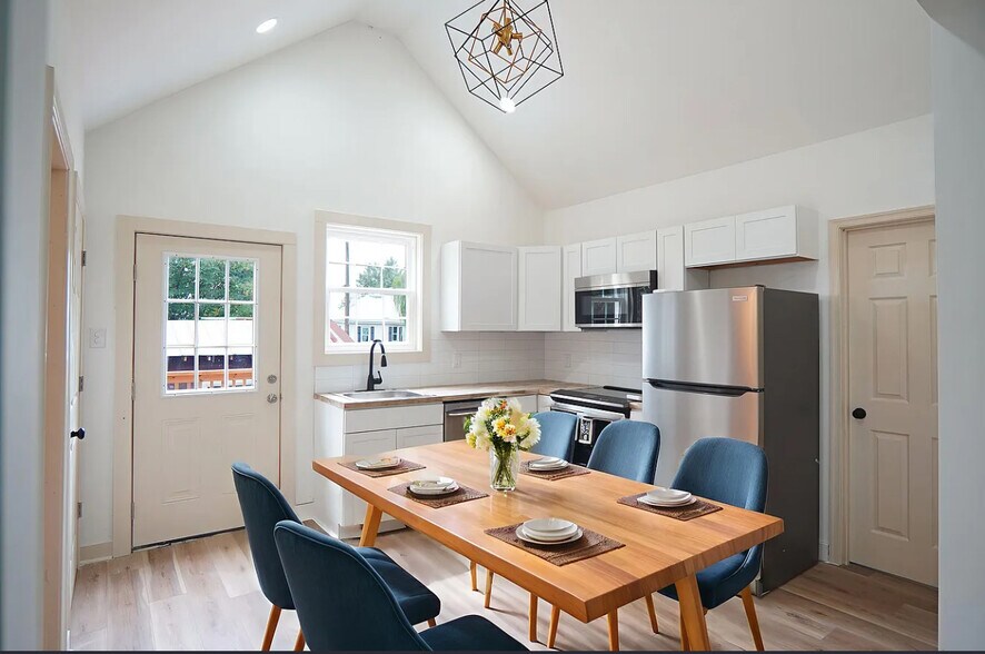 Kitchen with access to outdoor balcony - 1101 Pierce St
