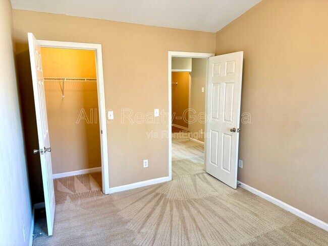 Building Photo - 2390 Camden Oak Way