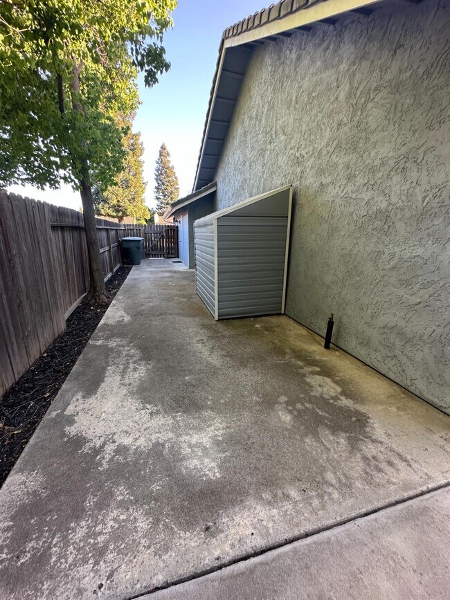 Building Photo - 2371 Sample Ave