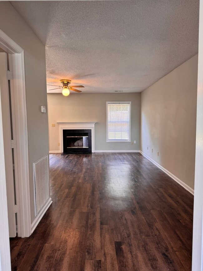 Building Photo - 3BR 2BA One Story Home with Garage