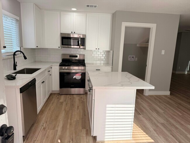 Building Photo - 10651 Cobblecreek Way