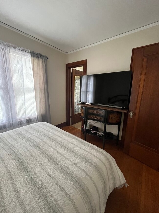 Building Photo - 206 Oak St