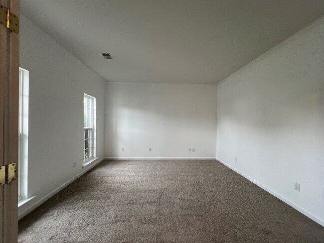 Building Photo - 570 Batty Way
