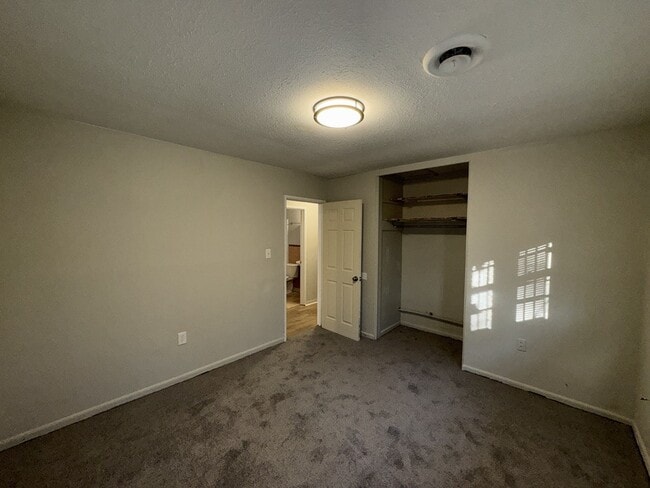 Building Photo - 5325 Queen Mary Ln