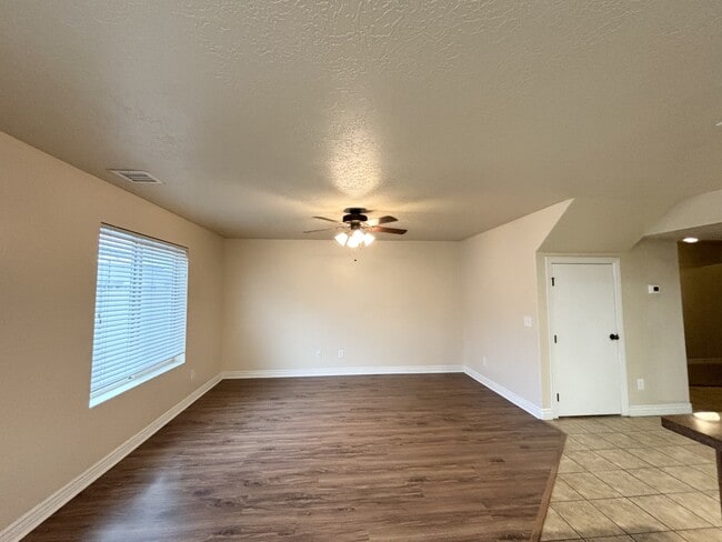 Building Photo - 1014 Village River Ln
