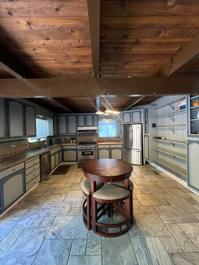 Building Photo - 933 Edgewood Cir
