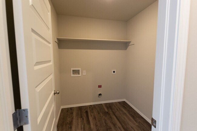 Building Photo - BRAND NEW! 4 Bed 2 Bath Home in Newcastle!