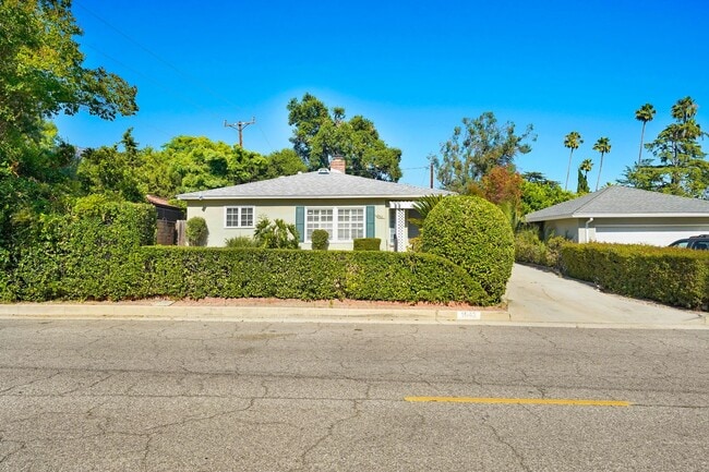 Building Photo - Altadena Home For Lease