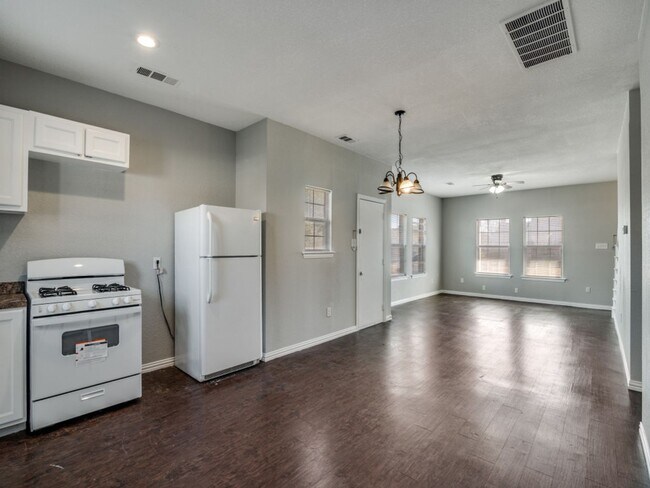 Building Photo - Jewel St- Duplex