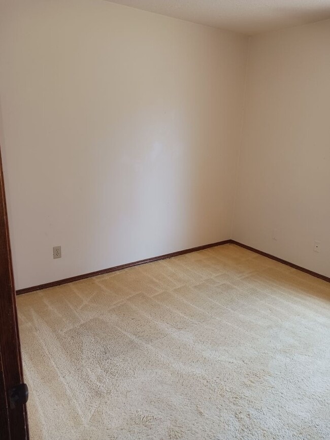 Building Photo - 708 Highland Dr