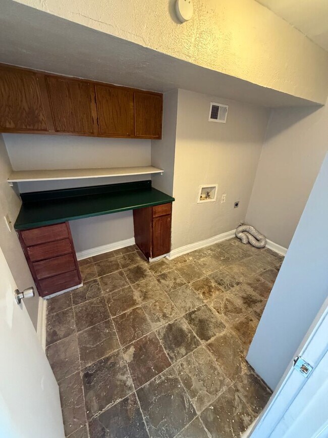 Building Photo - 5829 Phoenix Dr
