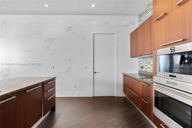 Building Photo - 16001 Collins Ave