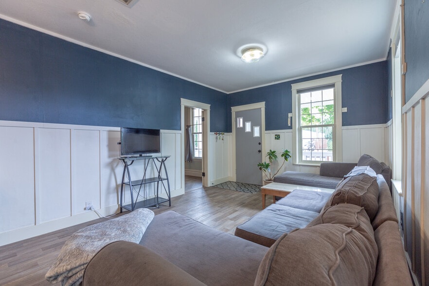 Building Photo - 3410 Q St